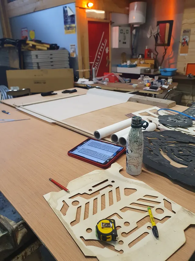 Pièce de scénographie en rénovation, pose de papier calque pour la diffusion de la lumière