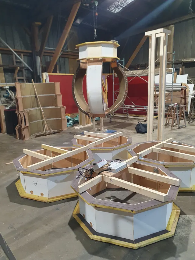 Refonte de quatre luminaires géants en bois et LED contrôlables : réparation, nouvelle structure interne en bois, renforcement