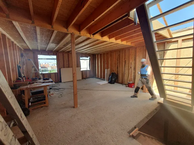 Intérieur d’une maison en technique « Maisons Bois Outils Concepts » en cours de chantier