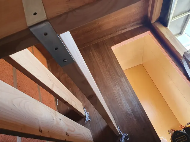 Fixation de l’armature des bancs dans le sauna