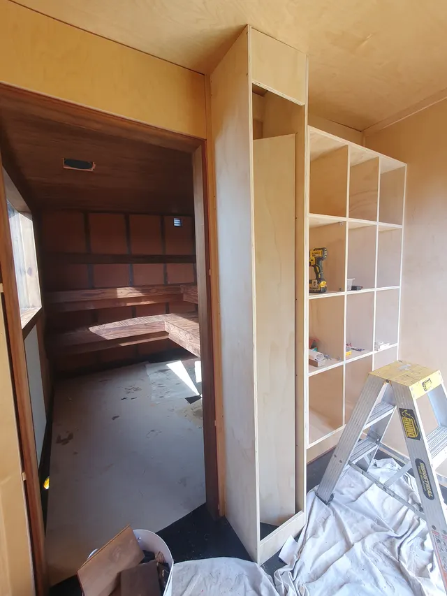 Agencement en contreplaqué de l’entrée du sauna