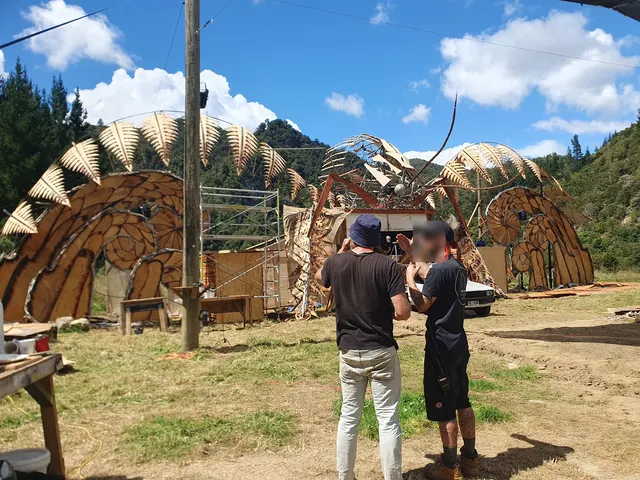 Grande scène faite de différents matériaux et de récupération de bois, structure en fer à béton : représentation d’un Weta