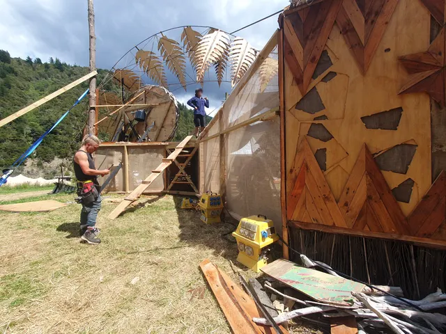 Arrière de scène du Weta : différents types de bois, fer à béton, branchements, toile de jute