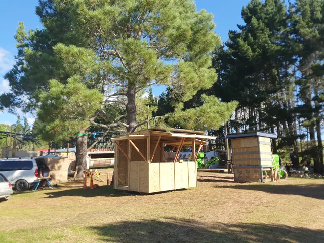 Kiosque / bar extérieur monté en bois sur site : création de portes et d’ouvertures comptoirs