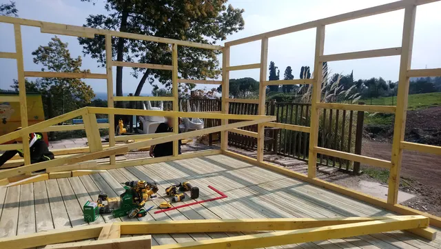 Montage d’une ossature bois pour un cabri de stockage de matériel de cirque