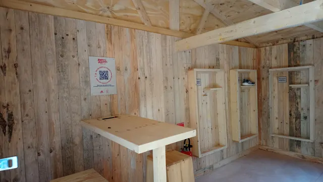 Maisons flottantes quasi entièrement en bois (charpente, mobilier, habillage mur et sol), modules fabriqués en atelier et installés dans trois villes