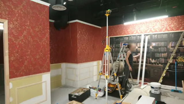 Décoration d’une salle pour un Escape Game : papier peint, moulures, fabrication de mobilier, pose de sol, luminaires