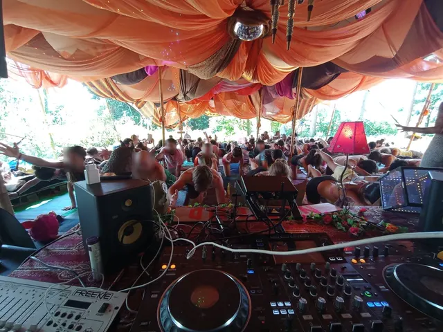 Plafond de tissus bouffants et colorés, décor de dancefloor et espace d’atelier, espace chill